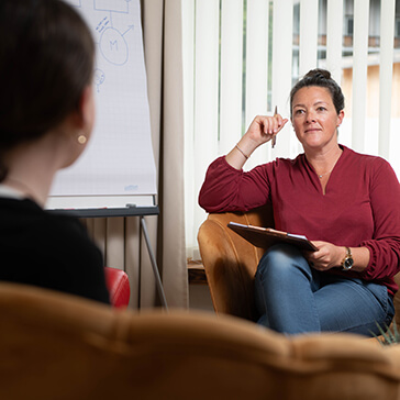 Astrid Rieder spricht mit Klientin