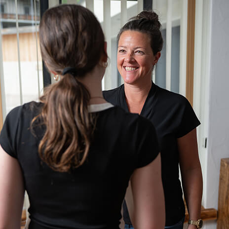 Astrid Rieder spricht mit Klientin